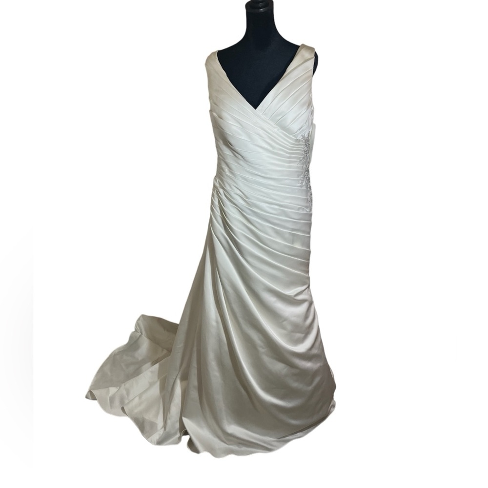 NWT David’s Bridal Ivory Satin V-N Wedding Gown Floral Appliqué on Side Size 16W - Picture 4 of 15